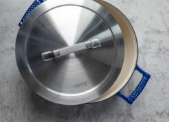 Saveur Selects Braadpan Voyage - Classic Blue - ø 25 Cm / 4.7 Liter - Geëmailleerde Anti-aanbaklaag -Keukenwinkel 1 3 7 scaled 1