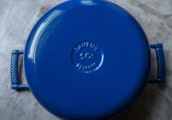 Saveur Selects Braadpan Voyage - Classic Blue - ø 25 Cm / 4.7 Liter - Geëmailleerde Anti-aanbaklaag -Keukenwinkel 1 4 7 scaled 1