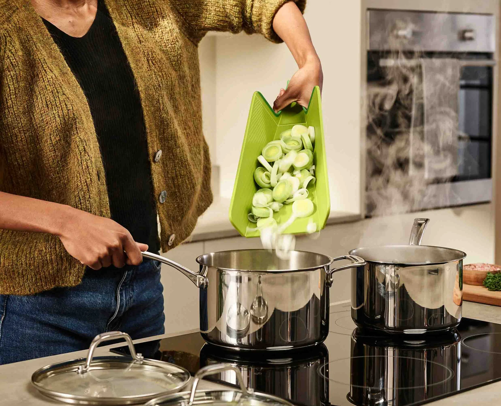 Joseph Joseph Snijplank Chop2Pot Plus 45 X 26 - Opvouwbaar - Groen 4 Joseph Joseph Snijplank Chop2Pot Plus 45 X 26 - Opvouwbaar - Groen - Afbeelding 2