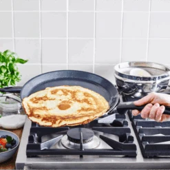 GreenPan Pannenkoekenpan Essentials - Zwart - ø 24 Cm - Keramische Anti-aanbaklaag -Keukenwinkel 667b28b228ec1bc1005fc3d1a08875dcfcdbfa72 GP ESS BA Bd Pancakepan Large NS Lifestyle a 1