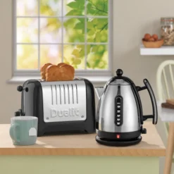 Dualit Broodrooster Lite - Extra Brede Sleuven - Gloss Black - D26225 -Keukenwinkel 85741 lite jug kettle4 toaster 2 slot black lifestyle web