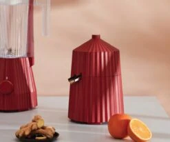 Alessi Citruspers Plissé - Elektrisch - Rood - Michele De Lucchi - MDL07 R 10 Alessi Citruspers Plissé - Elektrisch - Rood - Michele De Lucchi - MDL07 R -Keukenwinkel Alessi Citruspers sfeer1