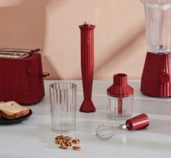 Alessi Staafmixer Set Plissé - Rood - Michele De Lucchi - MDL10S R 18 Alessi Staafmixer Set Plissé - Rood - Michele De Lucchi - MDL10S R -Keukenwinkel Alessi Staafmixer sfeer1 1