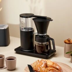 Wilfa Filter-koffiezetapparaat Classic Tall Matt Black - 1.25 Liter - WI602266 -Keukenwinkel Coffee Brewer Classic Tall CM2B A125 Environment Hor 6396f8e3271f13.82710871