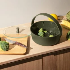 Eva Solo Stoommandje Voor Magnetron Green Tools ø 22 X 9 Cm -Keukenwinkel Eva Solo Green Tool Daempfer fuer die Mikrowelle Situation 2