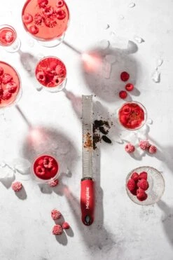 Microplane Rasp Premium Classic - Fijn - Pomegranate Red 6 Microplane Rasp Premium Classic - Fijn - Pomegranate Red -Keukenwinkel Microplane Premium Classic 46127 Zester Pomegranate Red Cocktail 2