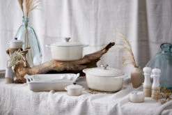 Le Creuset Braadpan Signature - Meringue - ø 26 Cm / 5.3 Liter -Keukenwinkel RS9584 New Meringue Range Shot f2.8 RETOUCHED lpr