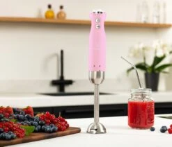 Westinghouse Staafmixer Retro Collections - 600 W - Roze - WKHBS270PK -Keukenwinkel WKHB270PK Hand Blender Lifestyle scaled 1