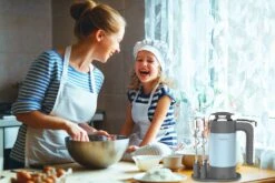 Westinghouse Handmixer Retro Collections - 6 Standen - Blauw - WKHM250BU -Keukenwinkel WKHM250BU Hand Mixer BLUE Lifestyle