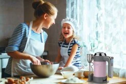 Westinghouse Handmixer Retro Collections - 6 Standen - Roze - WKHM250PK 6 Westinghouse Handmixer Retro Collections - 6 Standen - Roze - WKHM250PK -Keukenwinkel WKHM250PK Hand Mixer Lifestyle