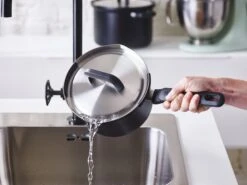 BK Pannenset Flow Cool - Zwart / RVS - 4 Delige Set -Keukenwinkel bff19d98eb3c21bdf39016c85eb7e1f4b22fa96f BK Flow cool Bl Cvd Saucepan Pour