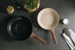 Sambonet Wokpan Rock 'n' Rose - Creme - ø 28 Cm - Standaard Anti-aanbaklaag -Keukenwinkel sambonet pannen rock n rose sfeer2 2