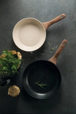 Sambonet Wokpan Rock 'n' Rose - Creme - ø 28 Cm - Standaard Anti-aanbaklaag -Keukenwinkel sambonet pannen rock n rose sfeer3 1