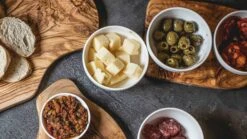 Jay Hill Serveerplank Tunea - Olijfhout - Met Schors - 33 X 15 Cm 15 Jay Hill Serveerplank Tunea - Olijfhout - Met Schors - 33 X 15 Cm -Keukenwinkel tunea 21 1 3